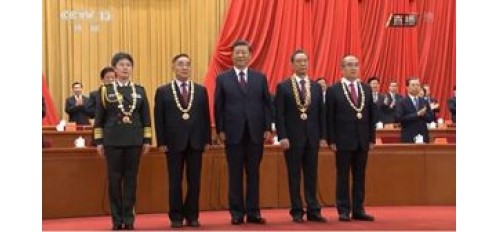 以國之名，致敬抗疫英雄！